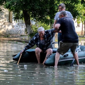 Ukraine dam: Thousands flee homes as towns and villages flooded