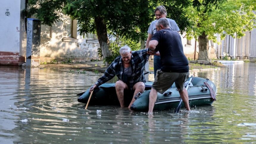 Ukraine dam: Thousands flee homes as towns and villages flooded