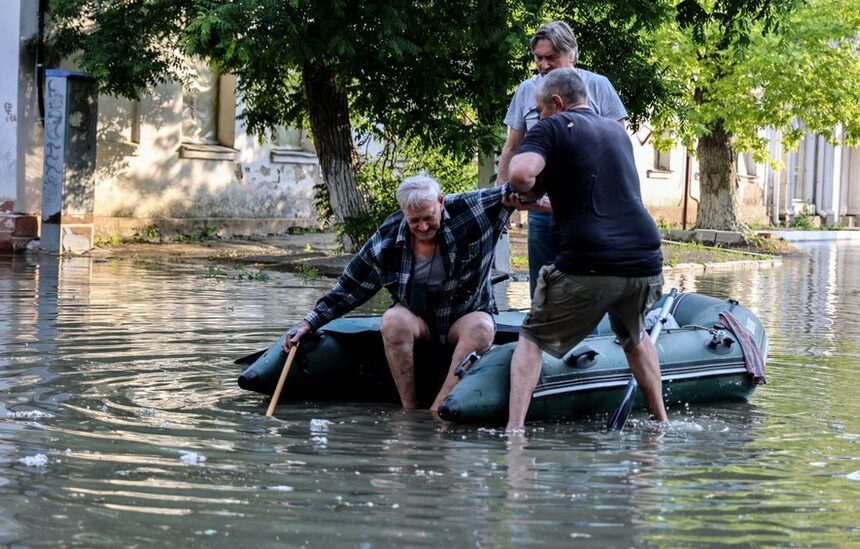 Ukraine dam: Thousands flee homes as towns and villages flooded