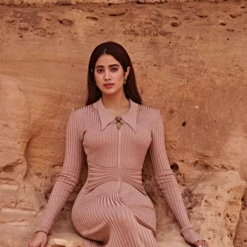 Glamourous Janhvi  shares stunning views from Saudi Arabia.