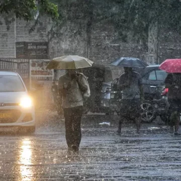 Rain lashes parts of Delhi-NCR; IMD predicts heavy rainfall in THESEstates today