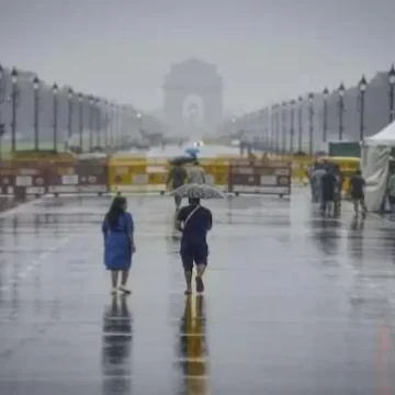 Delhi-NCR receives fresh spell of rain, brings down temperature to 29°C