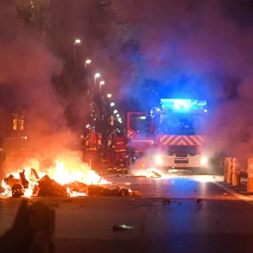 Protesters in paris ram car into mayor s home in assassination attempt