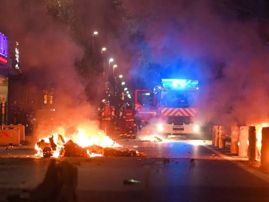 Protesters in paris ram car into mayor s home in assassination attempt