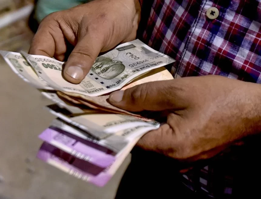 Rupee rises 10 paise to 81.91 against US dollar in early trade Rupee rises 10 paise to 81.91 against US dollar in early trade