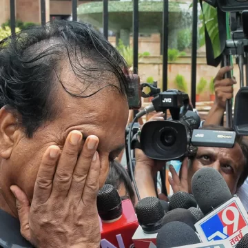Desert Storm 2.0: Sacked minister waves ‘red diary’, allegedly ‘dragged’ out