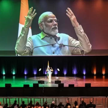 Modi addresses Indian diaspora in France