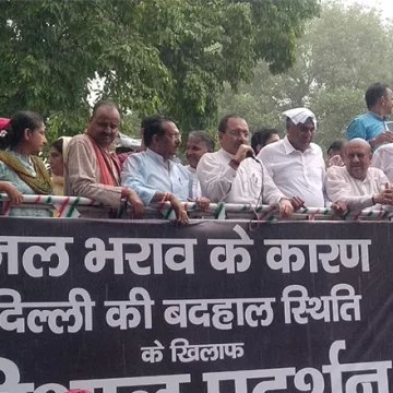 Delhi BJP Protests alleges corruption in desilting of drains
