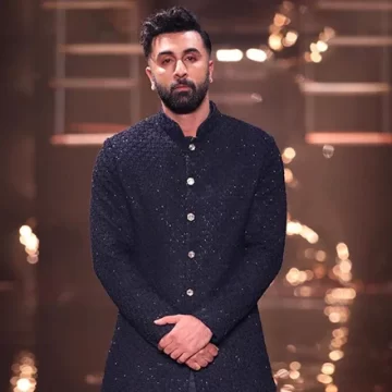 Ranbir rocks lungi pants as he turns showstopper for Kunal at FDCI’ICW