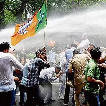 Water cannon used on BJP workers protesting against CM Kejriwal in Delhi
