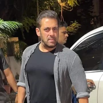 Salman wears grey-pink outfit for brother Arbaaz ‘s birthday bash