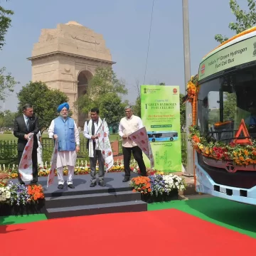 Hardeep Puri launches India’s first green hydrogen fuel cell bus in Delhi
