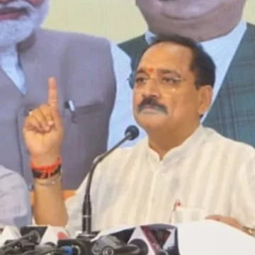 Delhi BJP Chief Slams Kejriwal’s Grape Scheme as Solution to Polution