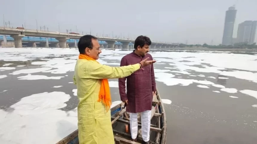 Delhi BJP President Virendra Sachdeva, Manoj Tiwari visit Yamuna ghat to take stock of pollution