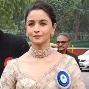 Ranbir By Her Side, Alia Wears Her Wedding Saree To Receive National Award
