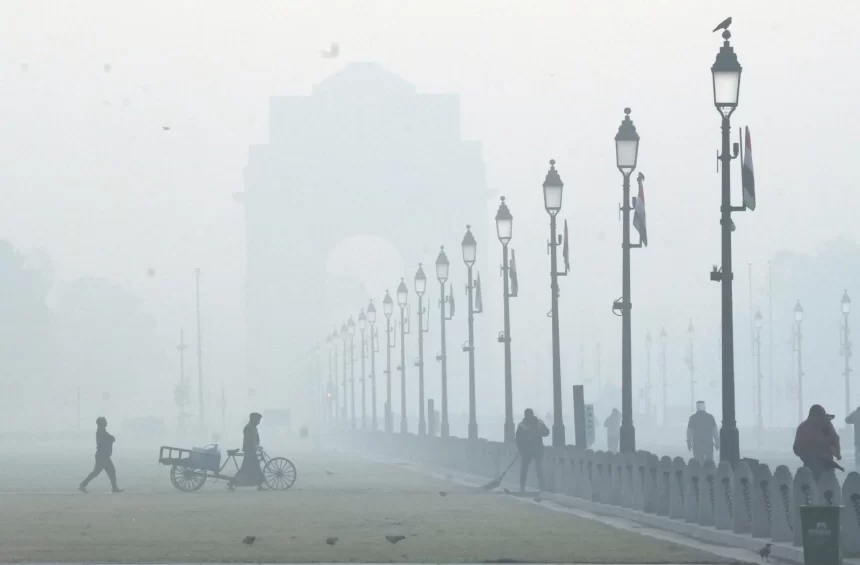 Cold wave grips Delhi, people witness thin layer of fog