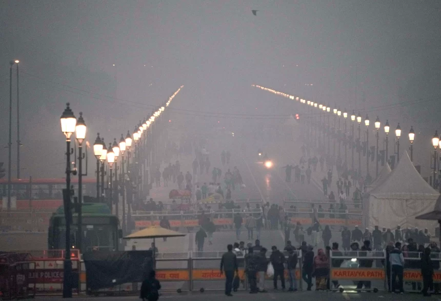 Moderate Fog In Parts Of Delhi, Minimum Temperature Settles At 7.1 Degrees