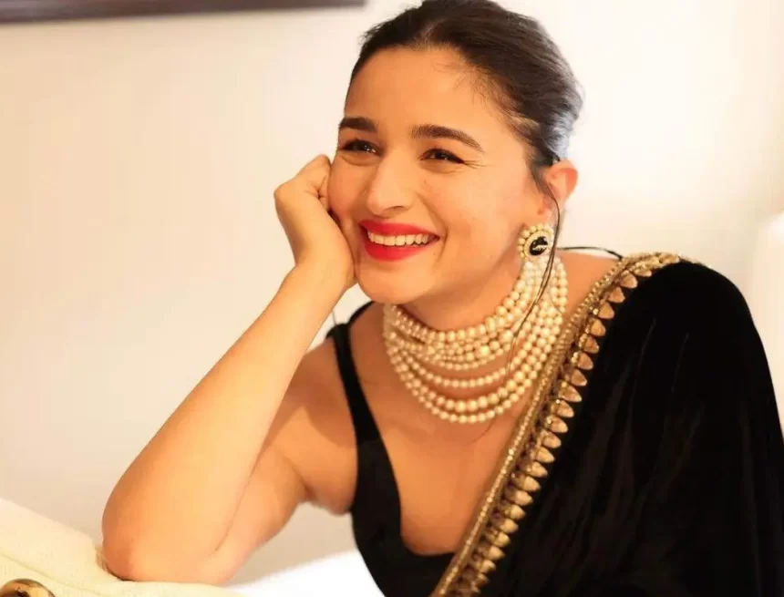Alia stuns in black saree as she attends screening Poacher in London Alia stuns in black saree as she attends screening Poacher in London