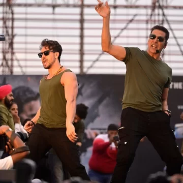Lucknow crowd welcomes Akshay & Tiger with slippers, stampede at Bade Miyan Chote Miyan event