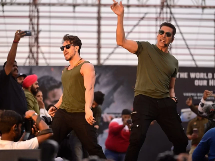 Lucknow crowd welcomes Akshay & Tiger with slippers, stampede at Bade Miyan Chote Miyan event