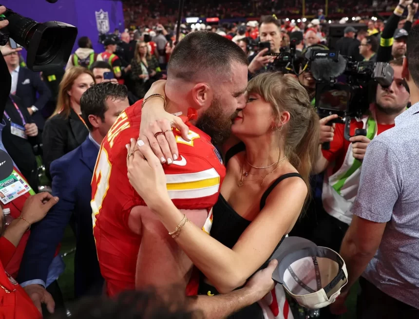 Taylor Swift Kisses Boy friend Travis After Kansas City Chiefs’ Big Win Taylor Swift Kisses Boy friend Travis After Kansas City Chiefs’ Big Win