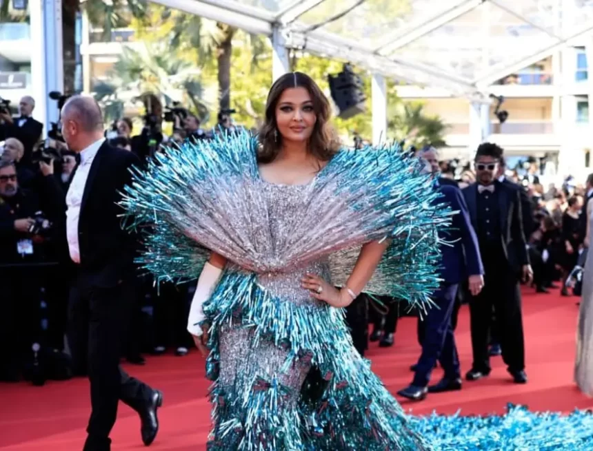 Aishwarya Lights Up The Red Carpet In A Glitzy Falguni Shane Peacock Gown Aishwarya Lights Up The Red Carpet In A Glitzy Falguni Shane Peacock Gown