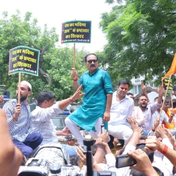 Delhi BJP Chief Leads Protest by BJP At AAP Office
