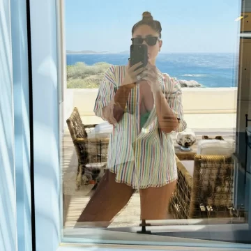 Kareena Sets The Internet On Fire With A New Mirror Selfie