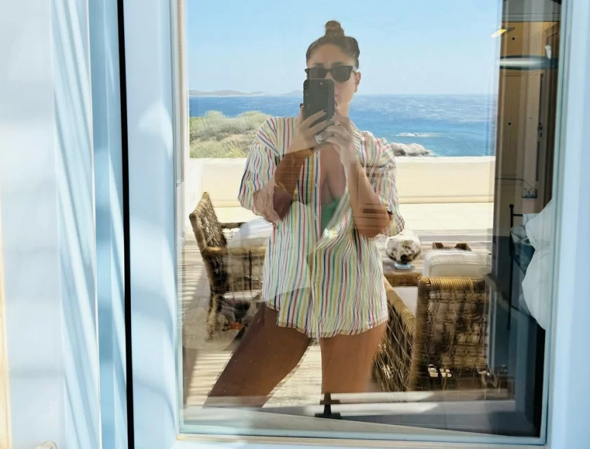 Kareena Sets The Internet On Fire With A New Mirror Selfie Kareena Sets The Internet On Fire With A New Mirror Selfie