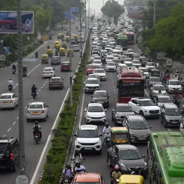 Air quality dips further In Delhi  many places log ‘very poor