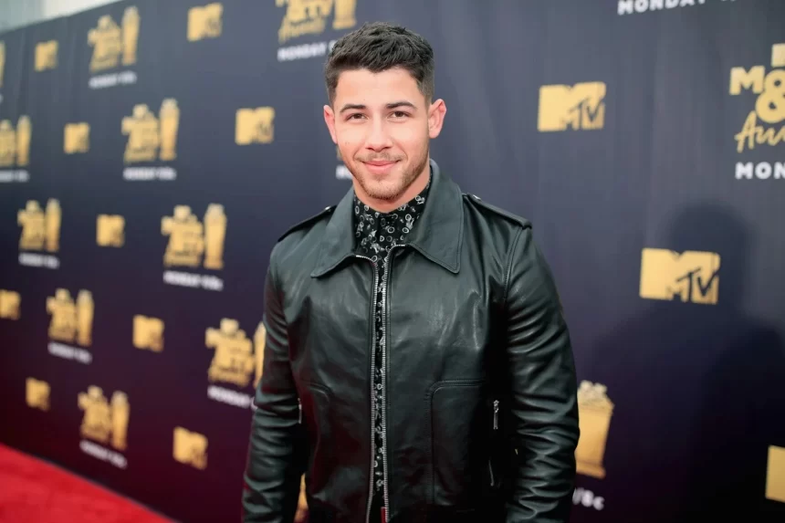 Nick Jonas flees stage after a laser gets aimed at his head at Prague concert