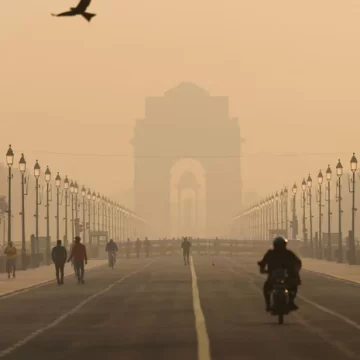 Air emergency in Delhi: AQI exceeds 1,500; smog halts life, schools closed