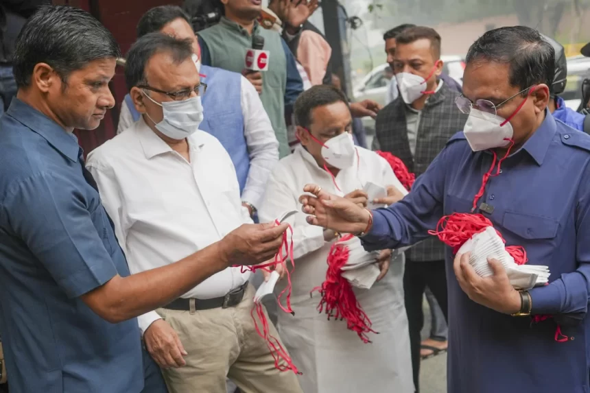 BJP distributes masks as AQI hits ‘severe plus’ category in Delhi, slams AAP for ‘negligence’