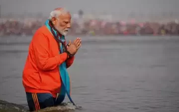 PM Modi takes holy dip in Sangam at Maha Kumbh, performs aarti