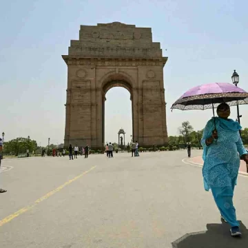 Delhi: Air quality gets poor, thunderstorm with rain expected today