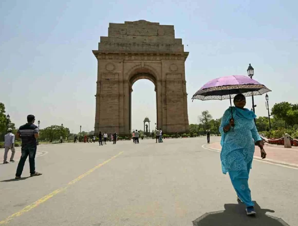 Delhi: Air quality gets poor, thunderstorm with rain expected today Delhi: Air quality gets poor, thunderstorm with rain expected today