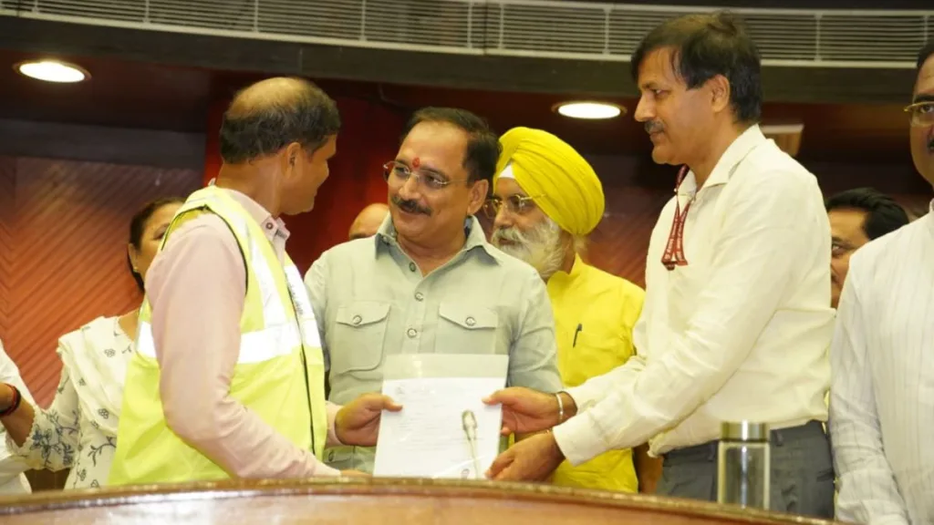MCD hands over regularisation letters to 310 sanitation workers