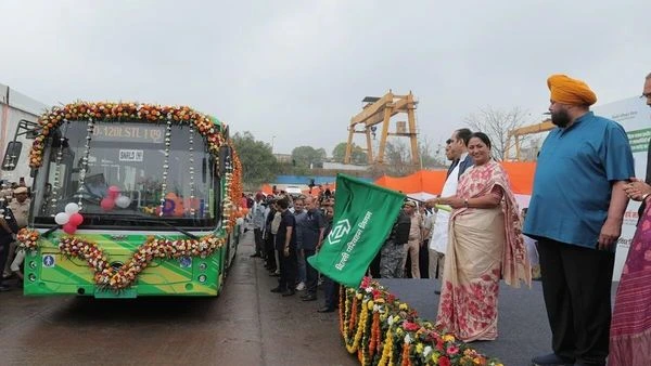CM Rekha Gupta Flags Off 300 New EV Buses, DTC Fleet Crosses 2,000 Electric Buses CM Rekha Gupta Flags Off 300 New EV Buses, DTC Fleet Crosses 2,000 Electric Buses