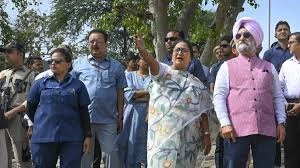 Delhi CM conducts surprise inspection at ITO office Delhi CM conducts surprise inspection at ITO office