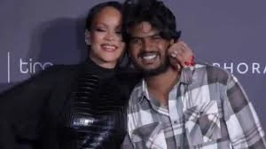 Rihanna Charms Mumbai, Invites Paparazzi To Pose With Her Rihanna Charms Mumbai, Invites Paparazzi To Pose With Her