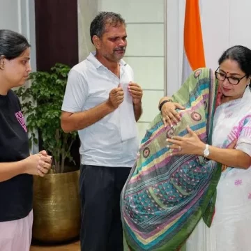 Delhi CM meets kin of Saidulajab, Hauz Rani victims, hands ₹10 lakh ex gratia