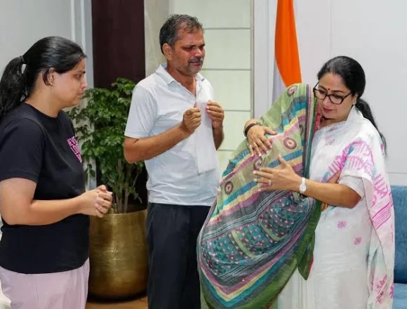 Delhi CM meets kin of Saidulajab, Hauz Rani victims, hands ₹10 lakh ex gratia Delhi CM meets kin of Saidulajab, Hauz Rani victims, hands ₹10 lakh ex gratia