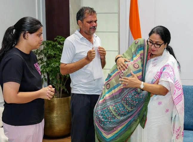 Delhi CM meets kin of Saidulajab, Hauz Rani victims, hands ₹10 lakh ex gratia Delhi CM meets kin of Saidulajab, Hauz Rani victims, hands ₹10 lakh ex gratia