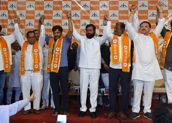 6 MPs formally join Eknath Shinde’s Shiv Sena, dealing big blow to Uddhav Thackeray 6 MPs formally join Eknath Shinde’s Shiv Sena, dealing big blow to Uddhav Thackeray