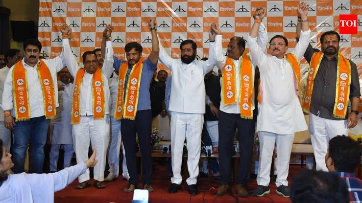 6 MPs formally join Eknath Shinde’s Shiv Sena, dealing big blow to Uddhav Thackeray 6 MPs formally join Eknath Shinde’s Shiv Sena, dealing big blow to Uddhav Thackeray