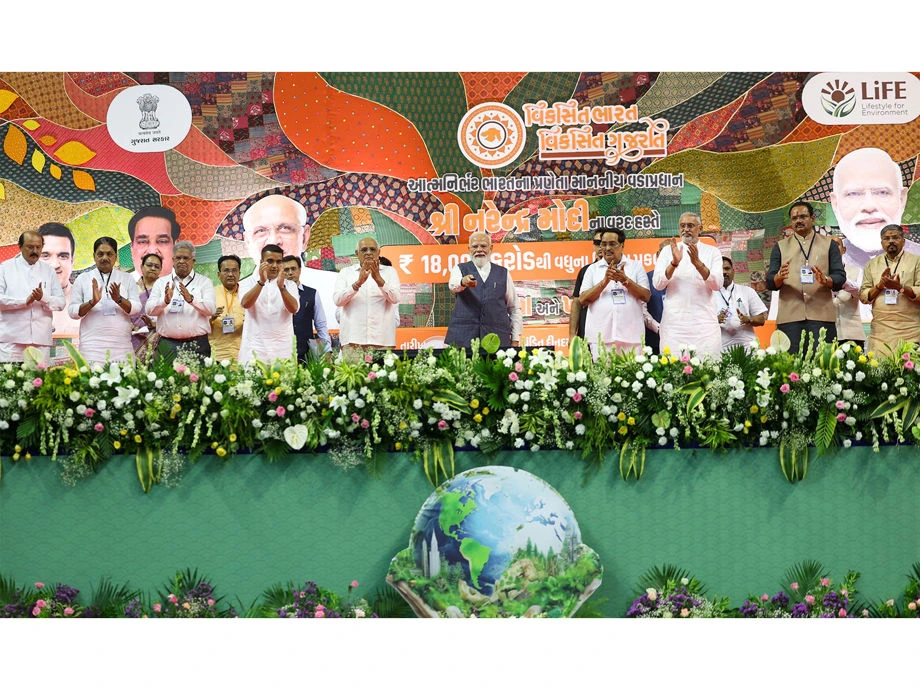 PM Modi, lays foundation of development projects worth Rs 18,800 crore in Surat PM Modi, lays foundation of development projects worth Rs 18,800 crore in Surat