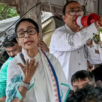 Mamata Banerjee holds Dharna Only 8 MLAs, 6 MPs attrnd As Cracks In TMC Appear Mamata Banerjee holds Dharna Only 8 MLAs, 6 MPs attrnd As Cracks In TMC Appear