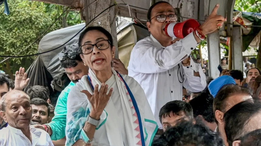 Mamata Banerjee holds Dharna Only 8 MLAs, 6 MPs attrnd As Cracks In TMC Appear Mamata Banerjee holds Dharna Only 8 MLAs, 6 MPs attrnd As Cracks In TMC Appear