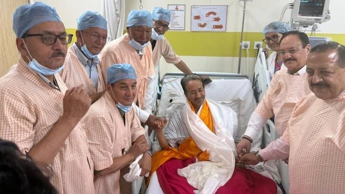 Sonam Wangchuk breaks 26-day fast in presence of Union Min JP Nadda, Jitendra Singh Sonam Wangchuk breaks 26-day fast in presence of Union Min JP Nadda, Jitendra Singh