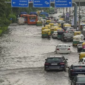 Rain lashes several parts of Delhi, brings relief from hot and humid weather Rain lashes several parts of Delhi, brings relief from hot and humid weather